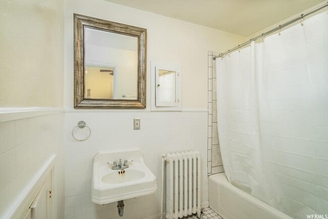 Building Photo - 2445 Custer Ave