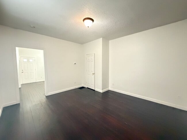 Building Photo - Charming One Bed & One Bath Duplex Unit!