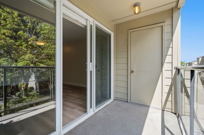 Building Photo - Mercer Island Condo with Reserved Parking & In-Unit Laundry!