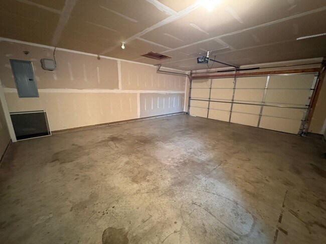 Building Photo - 3 Bd 2 Ba with 2 car garage in West Lafayette