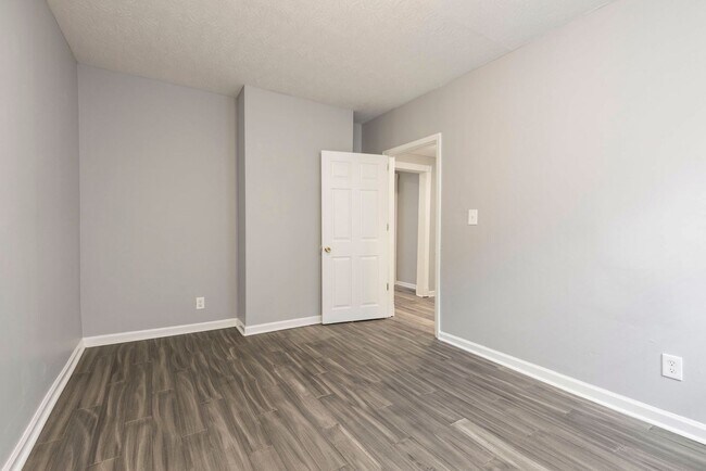 Building Photo - 2120 W Lee St