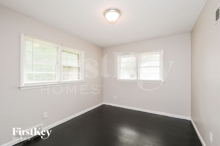 Building Photo - 665 Mark Twain Dr