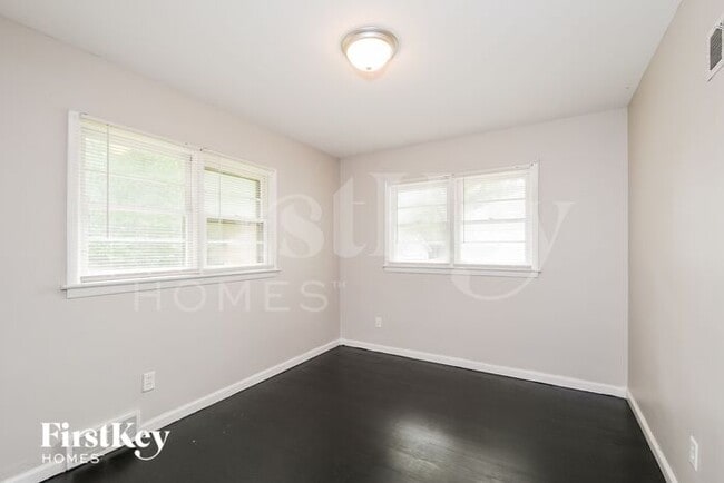 Building Photo - 665 Mark Twain Dr