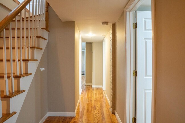 Building Photo - Charming 6 Bedroom