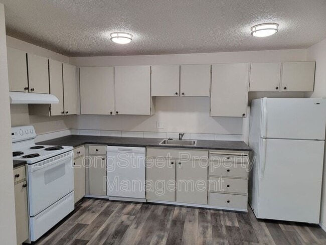 Building Photo - 627 3rd St