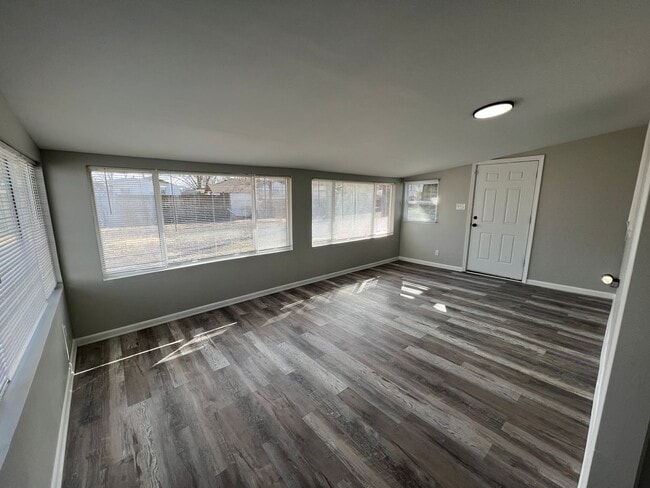 Building Photo - 3 Bedroom Beautifully updated Ranch