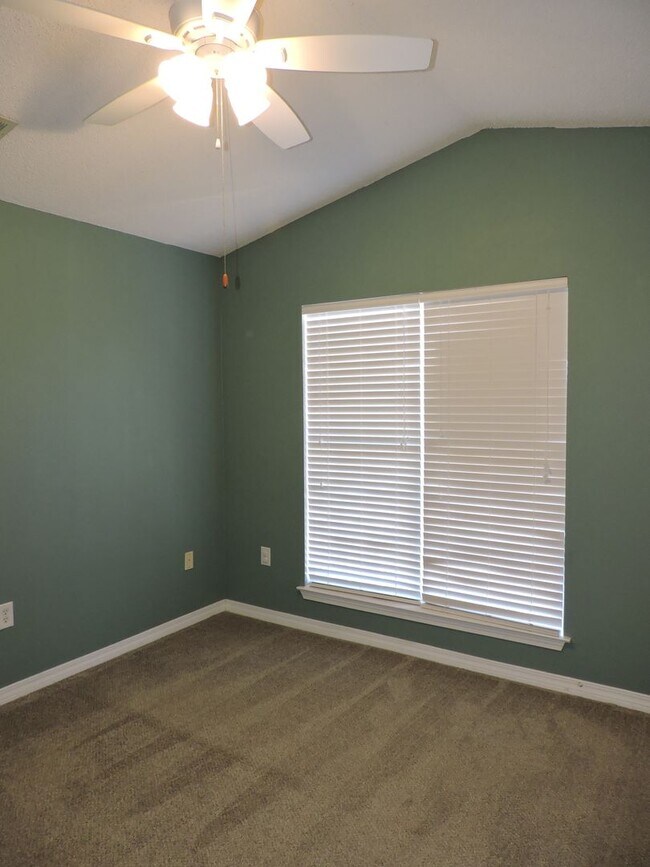 Building Photo - Easy access to interstate, shopping & hosp...