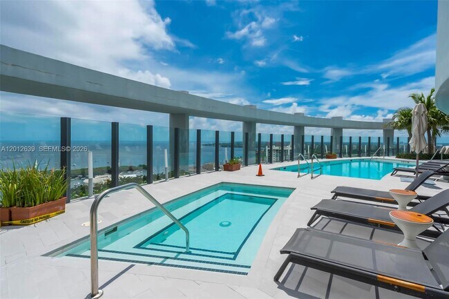 Building Photo - 2831 S Bayshore Dr