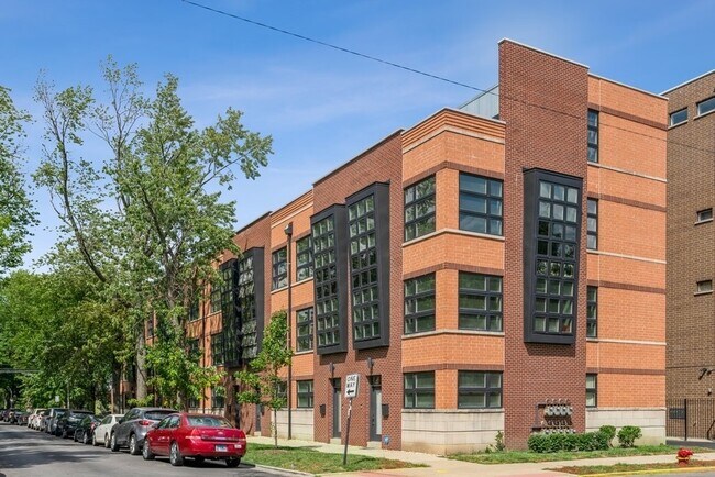 Primary Photo - 7205 N Oakley Ave