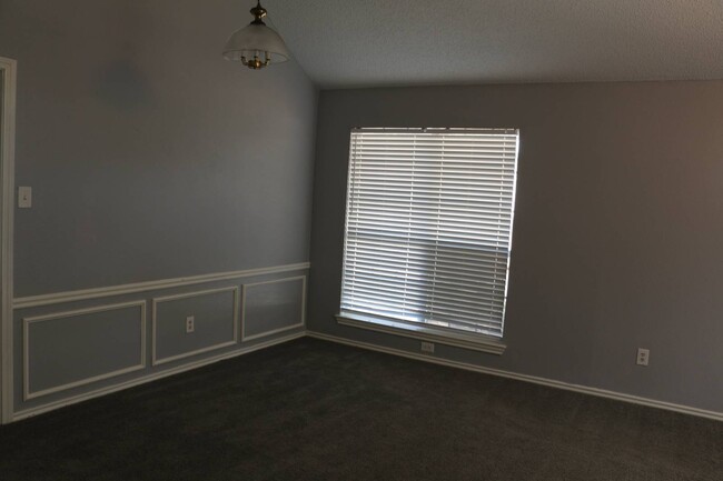 Building Photo - 4658 Essex Dr