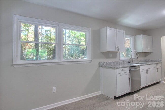 Building Photo - 1300 Sharon Dr