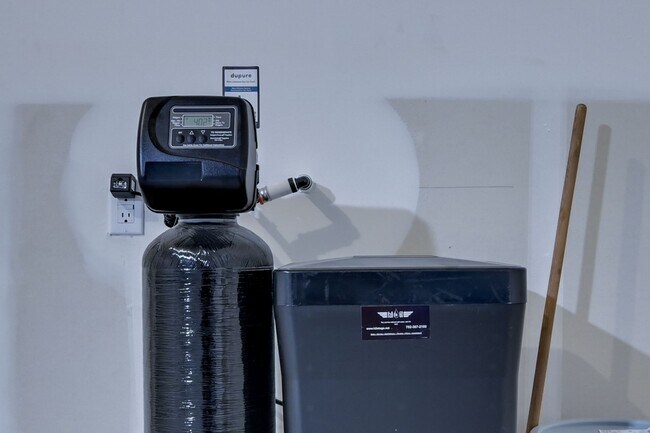 Building Photo - NW 3 Bedroom Townhouse!! Gated Community Pool!! 2 Car Garage!!! No Carpet downstairs.