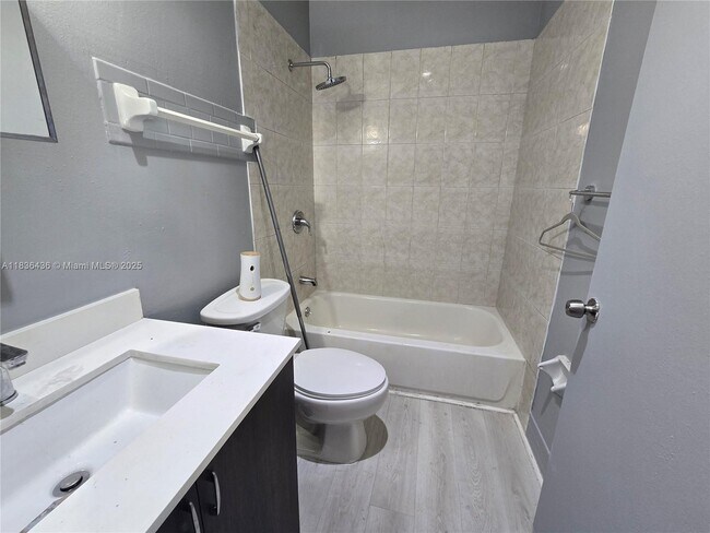 Building Photo - 405 SW 13th Pl