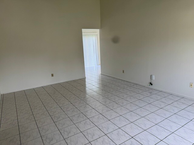 Building Photo - 319 La Paz Dr