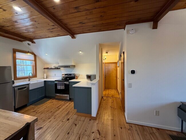 Building Photo - 131 School St