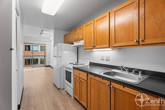 Building Photo - 701 Columbia St