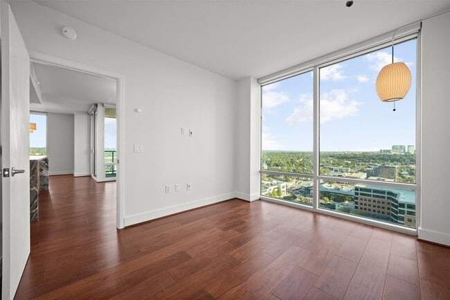 Building Photo - 300 Bowie St
