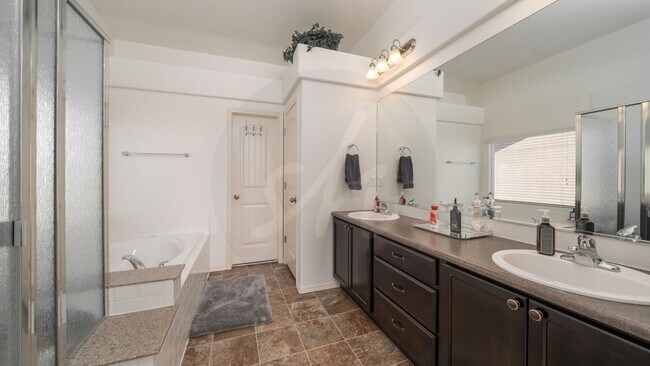 Building Photo - Immaculate 5 Bedroom Home in Wolf Ranch