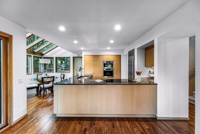 Building Photo - 2261 W Lake Sammamish Pkwy SE
