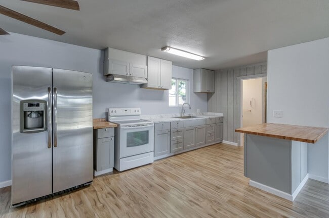 Building Photo - 12712 E McKinley Ave