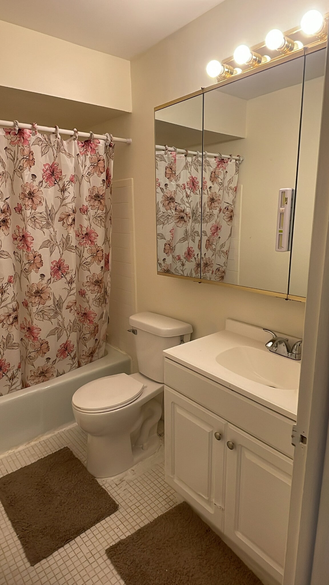 Building Photo - 7 Oak Creek Dr