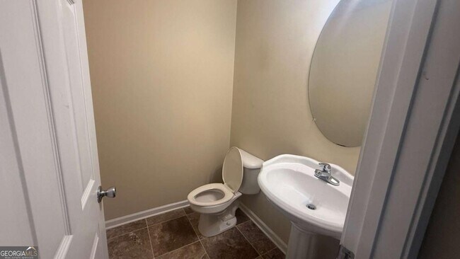 Building Photo - 5025 Village Run Dr