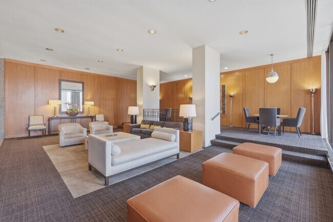 Building Photo - 2626 N Lakeview Ave