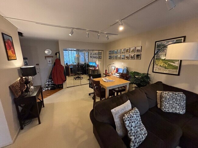 Building Photo - 19 Winchester St