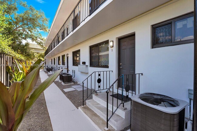 Building Photo - 2150 SW 26th St