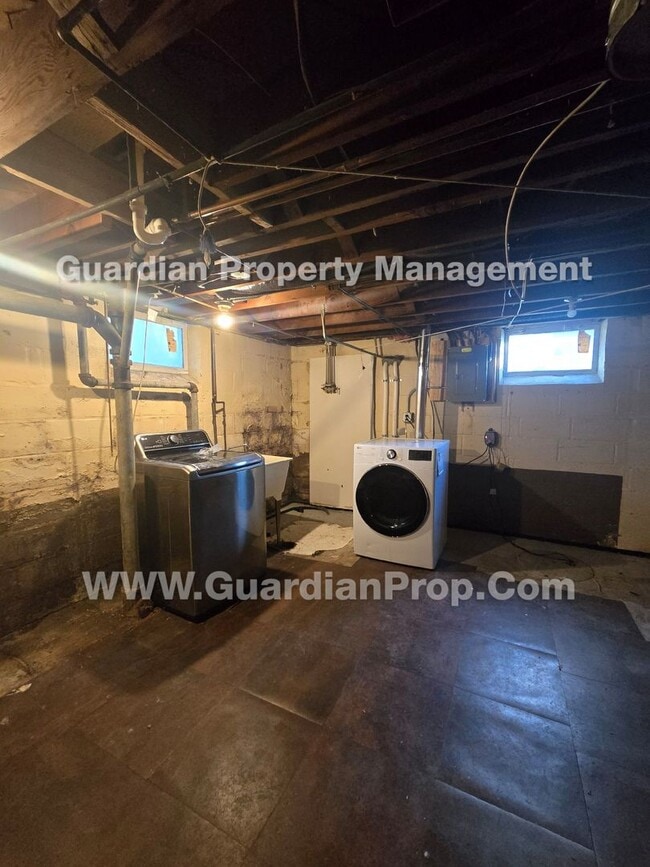 Building Photo - Bloomington Single Family Home, 2 Car Garage, new kitchen appliances!