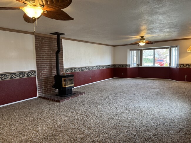 Building Photo - 1855 King Edward Dr