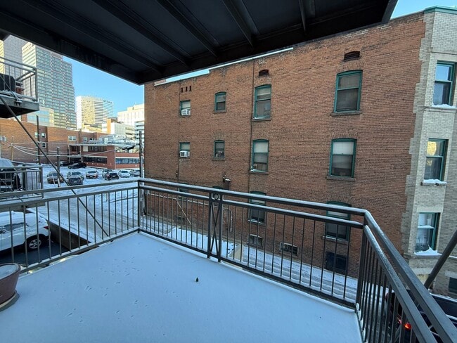 Building Photo - Cozy downtown condo