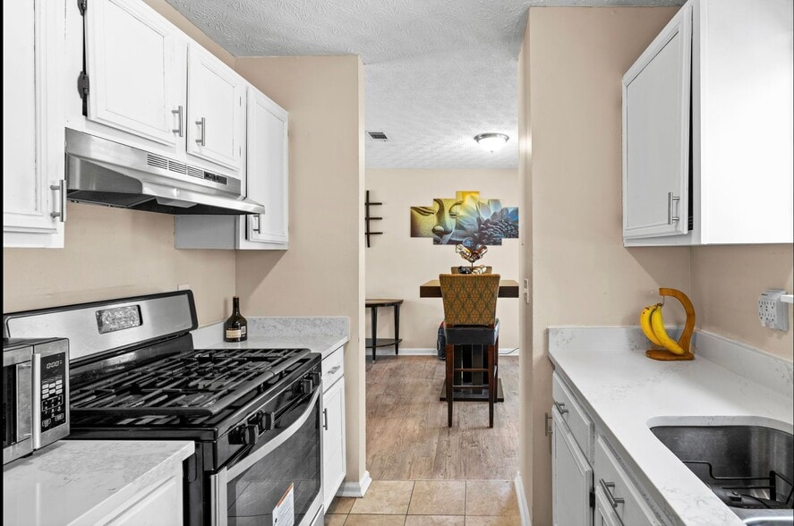 Kitchen - 5300 Forest Downs Ln