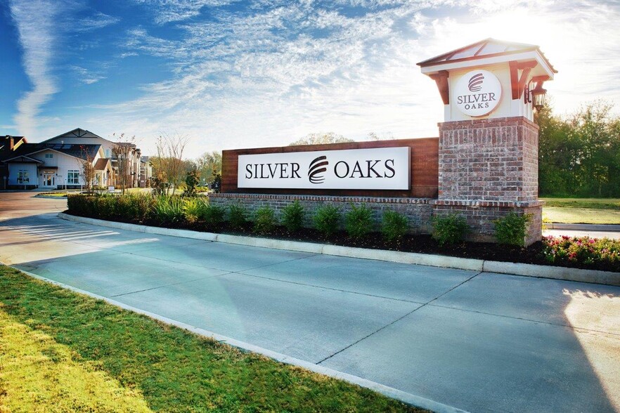 Building Photo - Silver Oaks