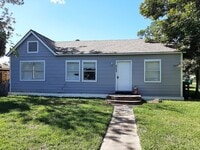 Building Photo - Recently Renovated Large 3 bedroom 1 bath ...