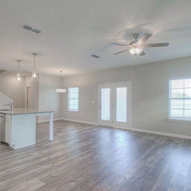 Building Photo - Upgraded, Luxury Townhouse