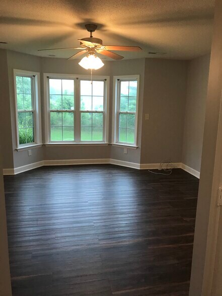 Building Photo - 1950 Hawkcrest Ct