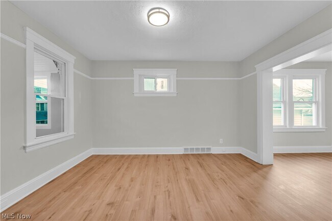 Building Photo - 1330 W 67th St