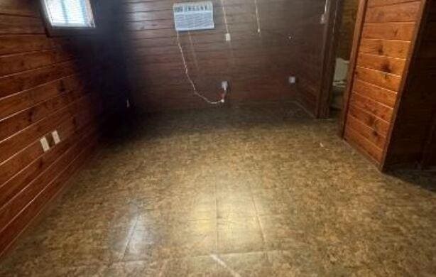 Building Photo - 405 N Burleson St