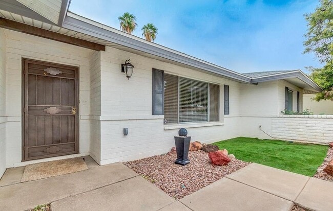 Building Photo - 2439 E Del Rio Dr