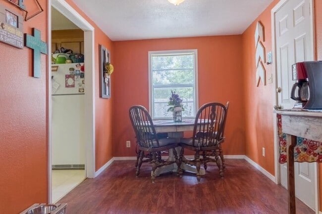 Building Photo - 2 bedrooms upstairs, 1 downstairs 1 bath c...