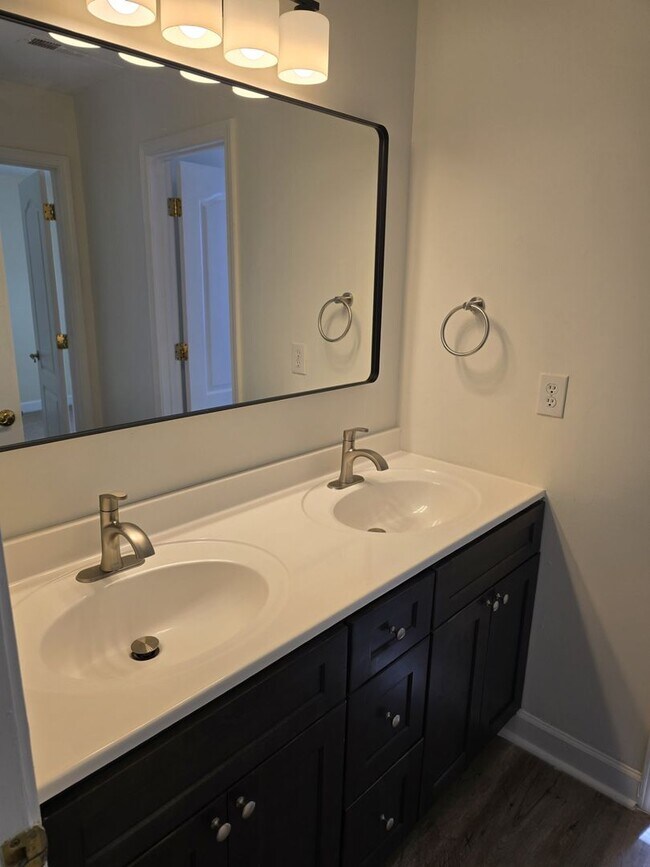 Building Photo - Residential Home Located in Vermillion with 3BR/2.5BA