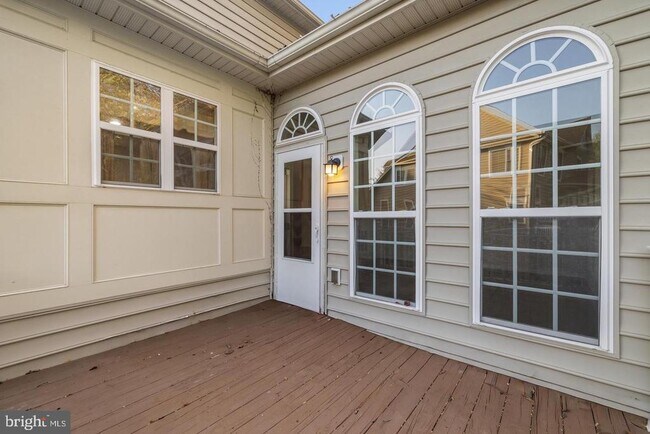 Building Photo - 15303 Glastonbury Way