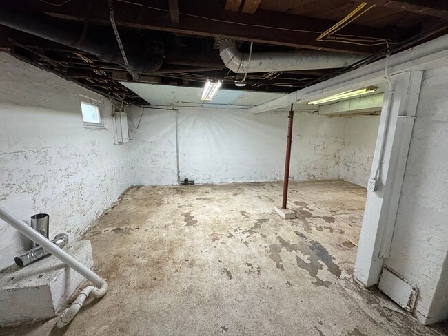 Building Photo - Updated 2 Bedroom Home with Central Air, H...