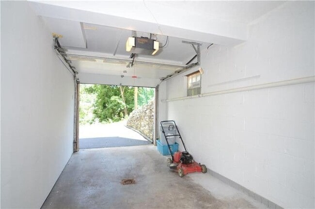 Building Photo - Two Bedroom in Castle Shannon! Central air - Garage - Laundry!