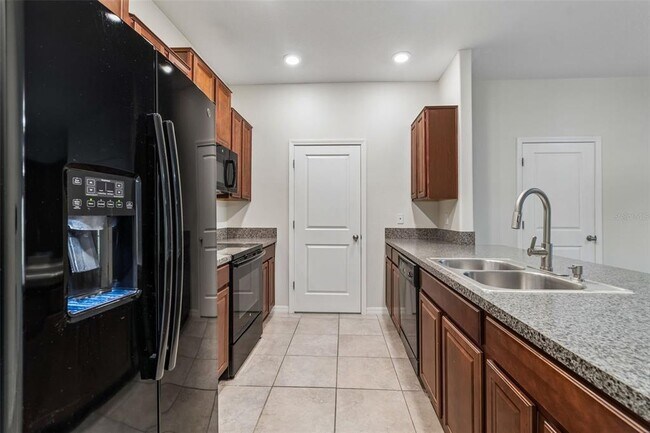 Building Photo - 10687 Lake Montauk Dr