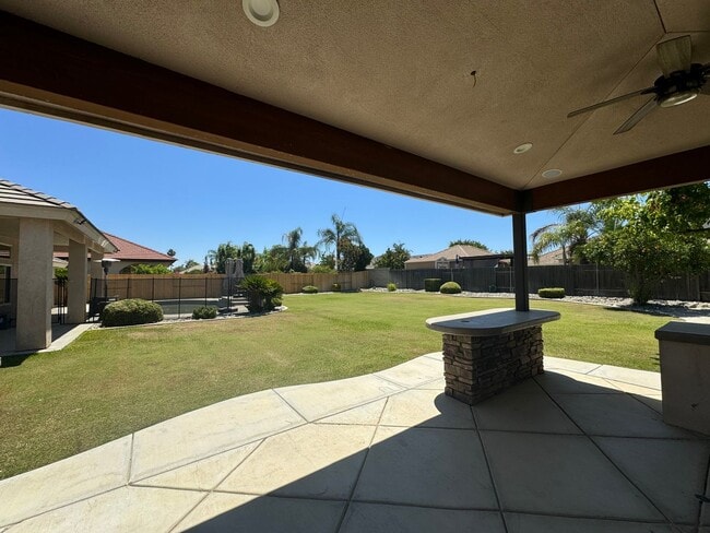 Building Photo - Gorgeous NW Bakersfield home with pool!