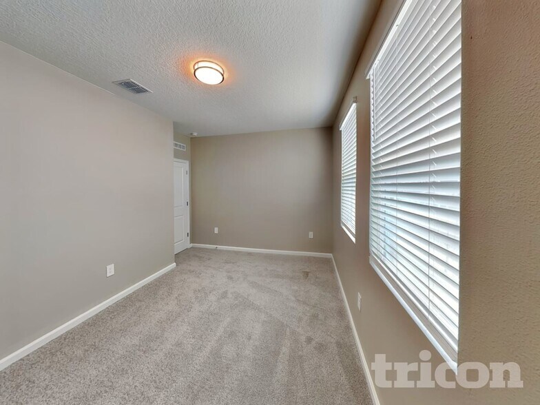 Building Photo - 733 Honeyrock St