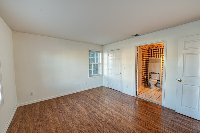 Building Photo - 1113 Savoy Dr