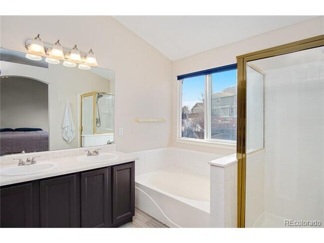 Building Photo - Beautiful single family home with 4 bed an...